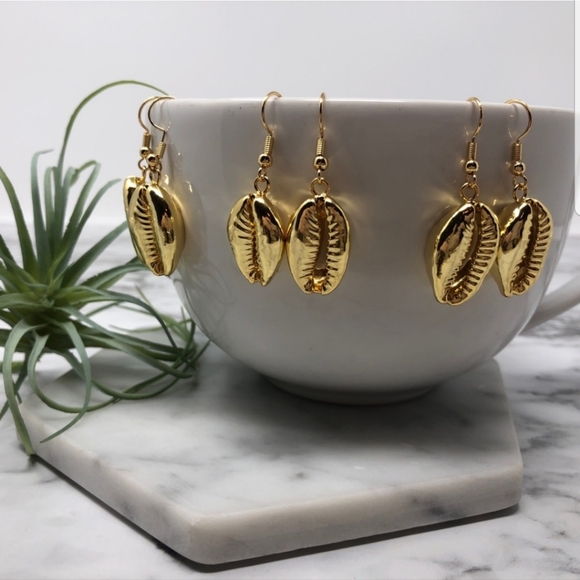 Boho 18k Gold Cowrie Shell Earrings - Picture 2 of 2